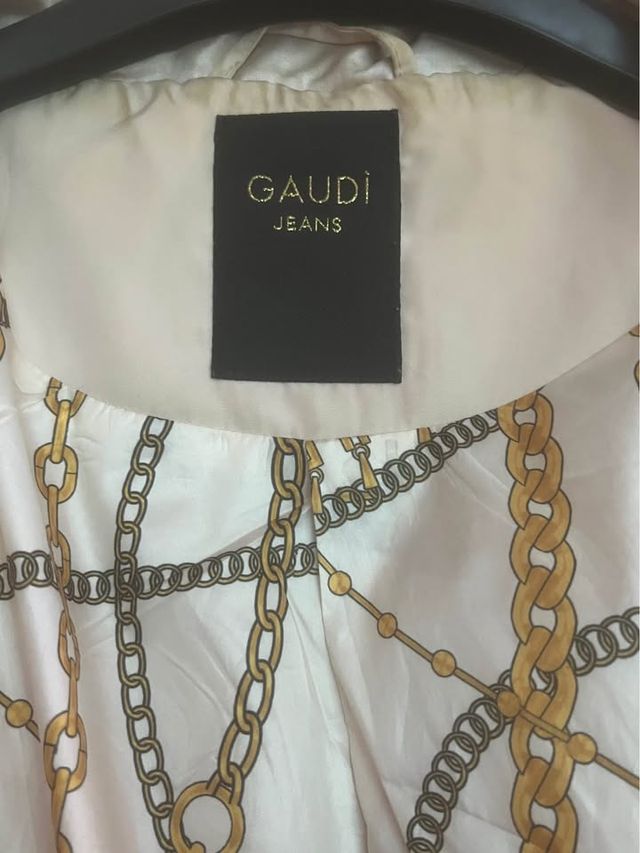 Spolverino beige con stampa catene