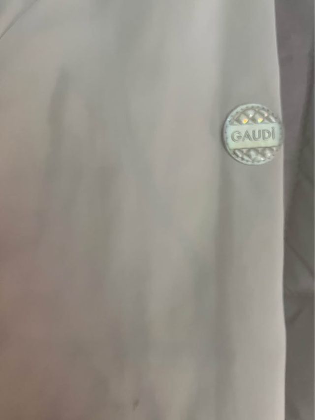 Spolverino beige con stampa catene