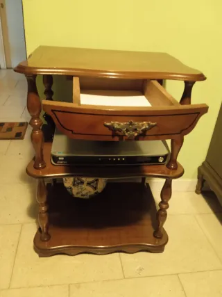 Mesa de madera con ruedas para TV