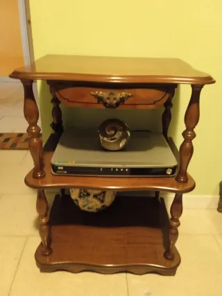Mesa de madera con ruedas para TV