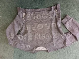 Felpa grigia con strass