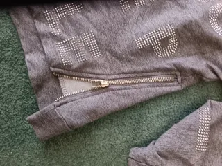 Felpa grigia con strass