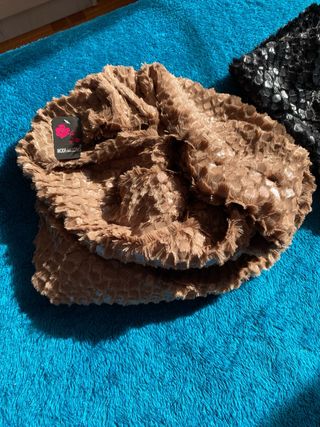 Bufandas negras y marrones