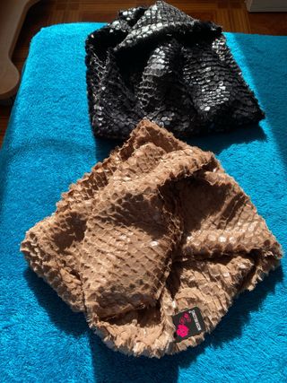 Bufandas negras y marrones