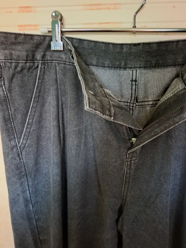 Pantalón vaquero ancho gris Shein.