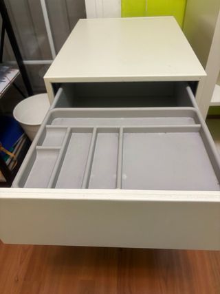 Cajonera de metal beige con cerrojo