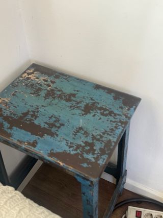 Mesa auxiliar azul y marrón