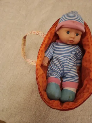 Muñeca bebé con cuco y pijama rayas