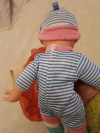 Muñeca bebé con cuco y pijama rayas