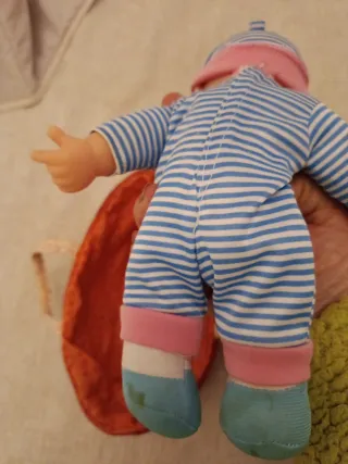 Muñeca bebé con cuco y pijama rayas