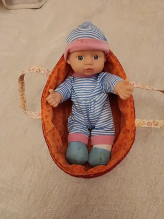 Muñeca bebé con cuco y pijama rayas