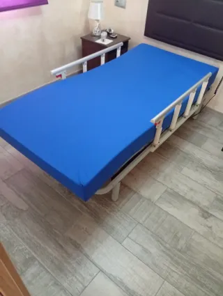 Cama articulada metálica y de madera