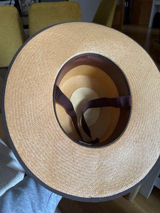 Sombrero de ala ancha beige y marrón