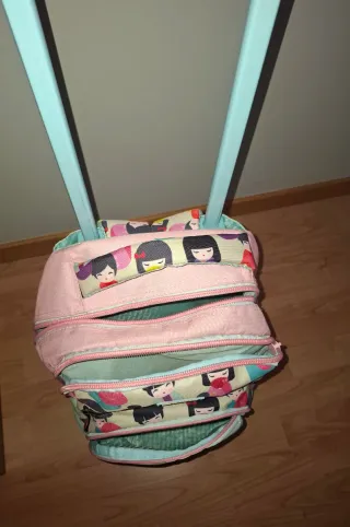 Mochila escolar con ruedas y 3 compartimentos.