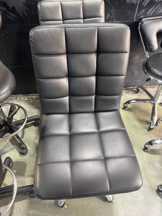 Sillas de oficina negras con ruedas