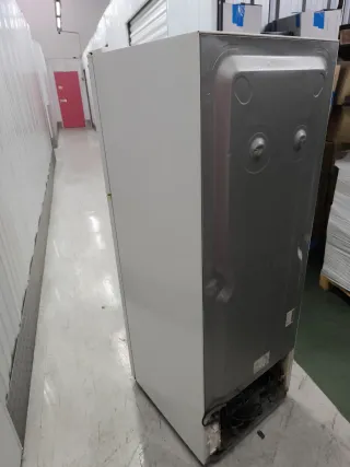 Nevera blanca con detalles dorados