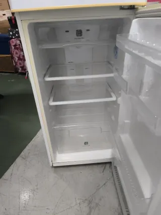 Nevera blanca con detalles dorados