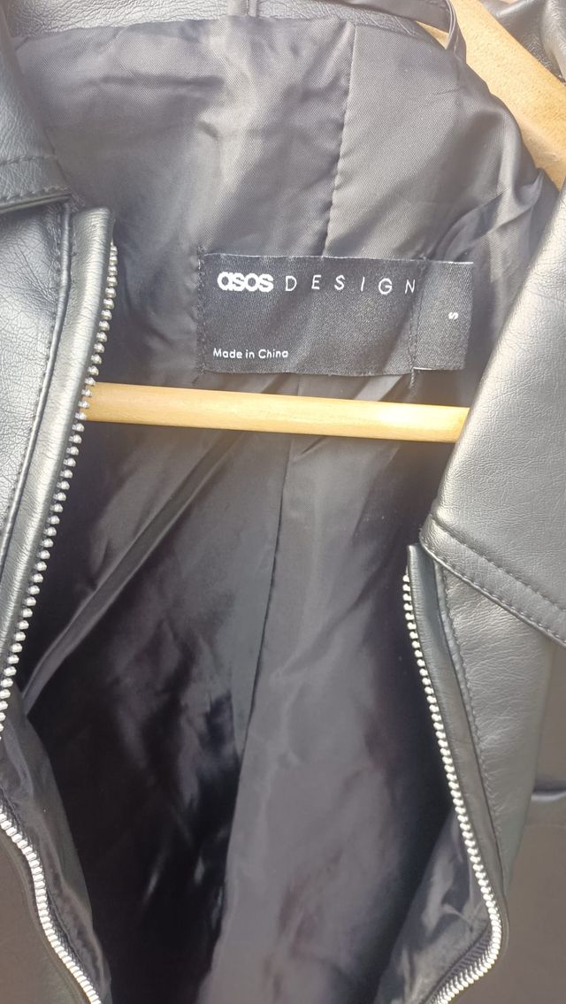 Cazadora ASOS cuero sintético negra