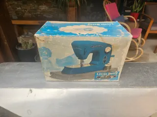 Máquina de coser Little Betty azul