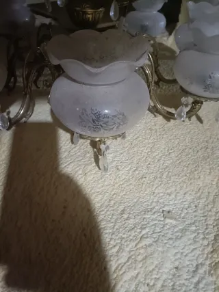 Lámpara de techo dorada y transparente