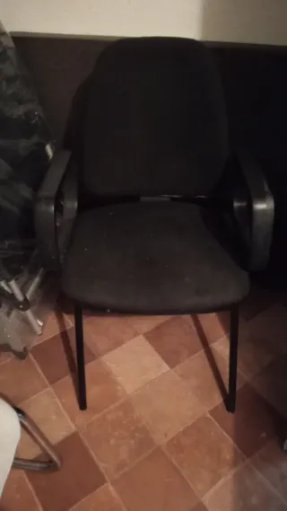 Sillas de oficina negras y beige