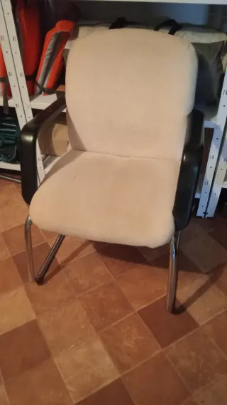 Sillas de oficina negras y beige