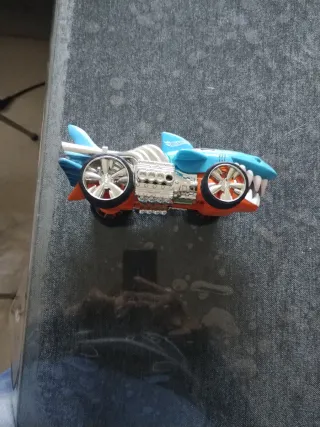 Coche de juguete tiburón azul hot wheels