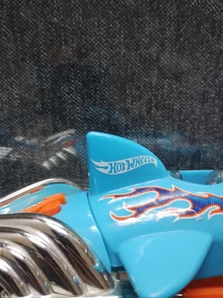 Coche de juguete tiburón azul hot wheels