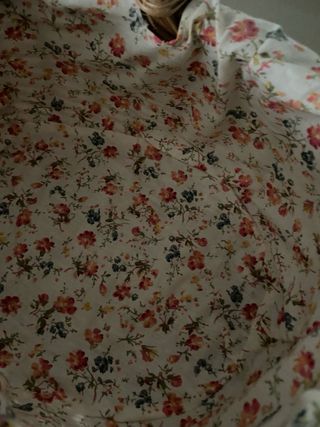 Cesta mimbre asa forrada flores