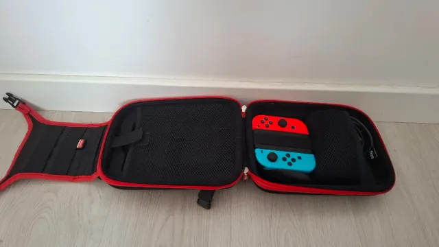 Funda Negra y Roja para Nintendo Switch