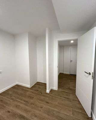 Piso: alisado, pintado y alicatado