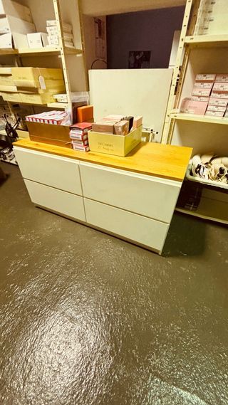 Cómoda blanca y madera