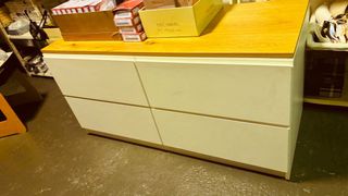 Cómoda blanca y madera