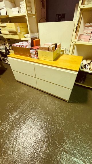 Cómoda blanca y madera