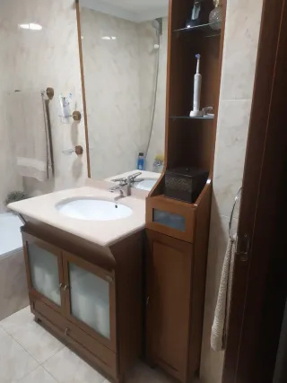 Mueble de baño con espejo y lavabo, toalleros