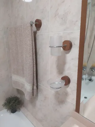 Mueble de baño con espejo y lavabo, toalleros