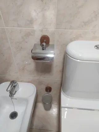 Mueble de baño con espejo y lavabo, toalleros