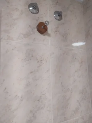 Mueble de baño con espejo y lavabo, toalleros