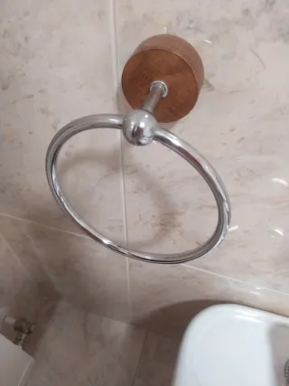 Mueble de baño con espejo y lavabo, toalleros