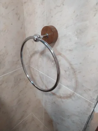 Mueble de baño con espejo y lavabo, toalleros