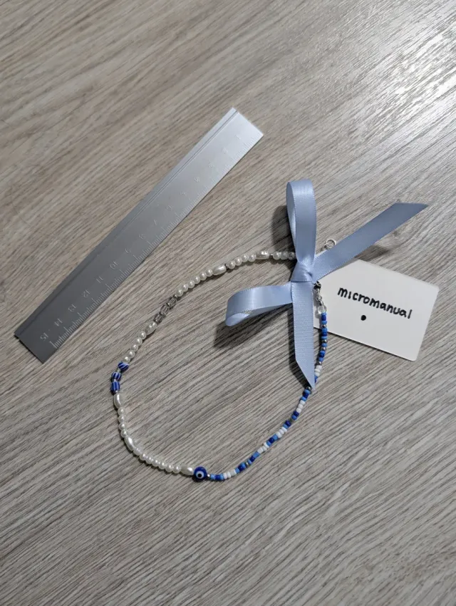 Collar de cuentas azul y blanco