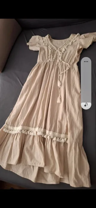 Vestido beige con encaje y borlas