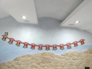 Lámpara colgante decorativa y letrero de feliz nav