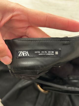 Falda Zara efecto piel con cinturón