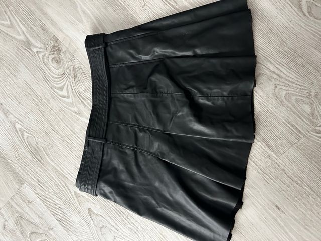 Falda Zara efecto piel con cinturón