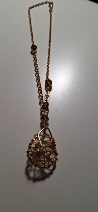 Collana dorata con perle ambrate