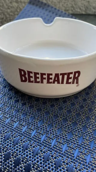Cenicero Beefeater de loza blanco