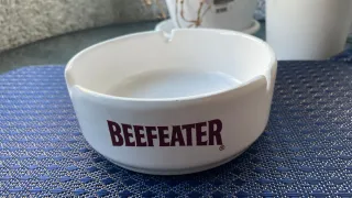 Cenicero Beefeater de loza blanco