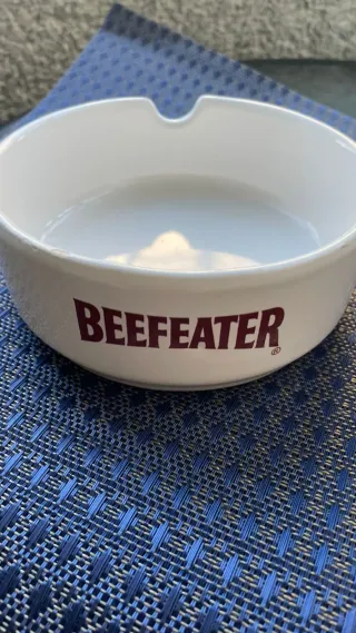 Cenicero Beefeater de loza blanco