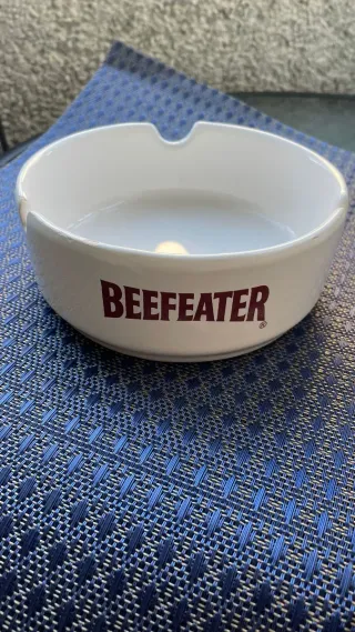 Cenicero Beefeater de loza blanco